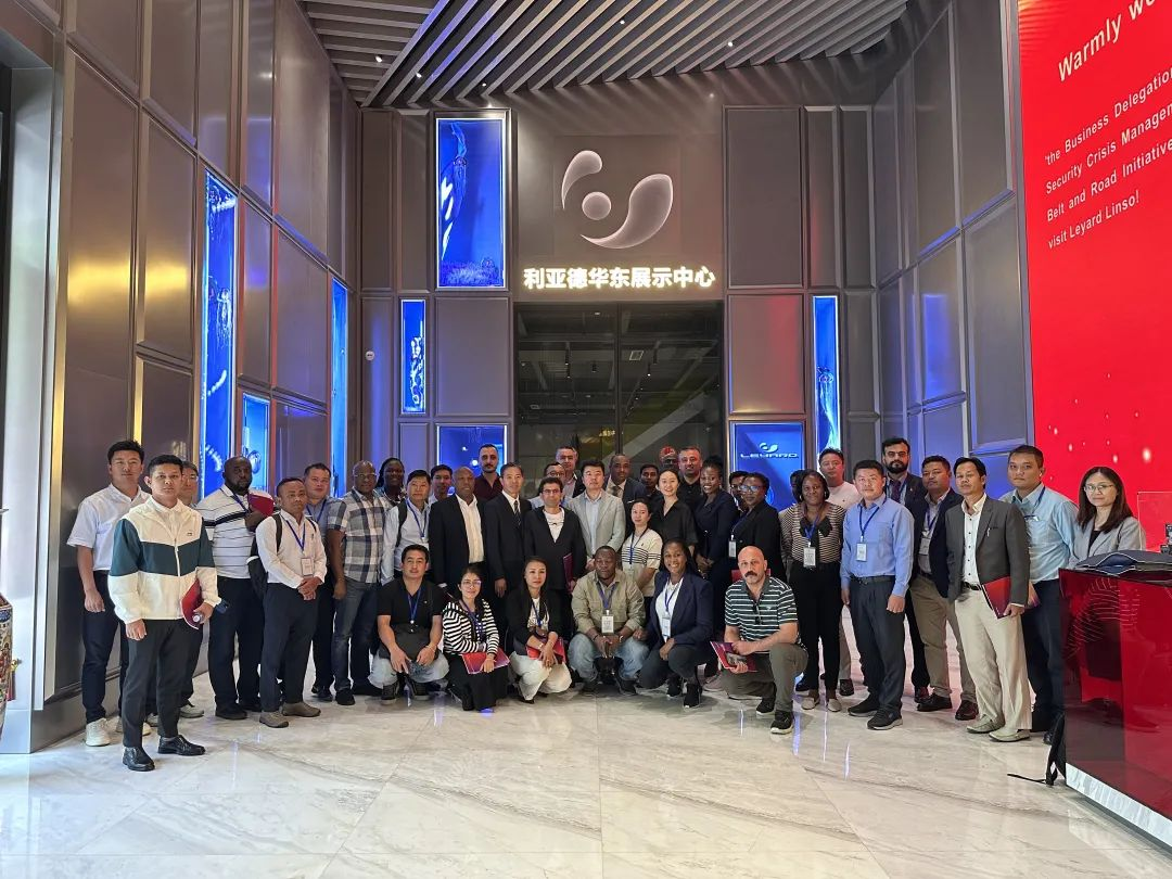 “一带一路”八国航空安保与危机管理商务考察团到访新利luck·蓝硕，共探国际合作新机遇